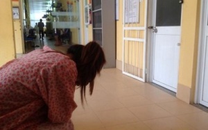 Bố mẹ 'quản' chặt nhưng con vẫn dính bầu