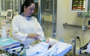 Cháu bé bị văng ra khỏi bụng mẹ đã xuất viện