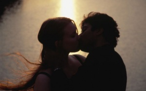 Một nụ hôn có thể truyền bao nhiêu vi khuẩn?