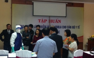 Miền Bắc ‘tập’ sử dụng trang bị phòng hộ chống dịch Ebola