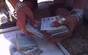 Giấy tờ tùy thân cũng mua bán được? 