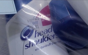Dầu gội đầu Head&Shoulders giả chứa hóa chất chuyển giới