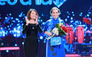 Phi Nhung rạng rỡ nhận giải Bài hát yêu thích tháng 12