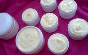 Dùng kem trộn để trị mụn nên hay không?