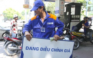 Giá xăng Việt Nam sắp xuống 10.000 đồng/lít?