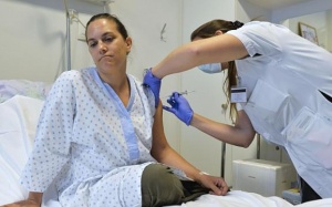 Vaccine Ebola tạm ngưng sử dụng vì tác dụng phụ