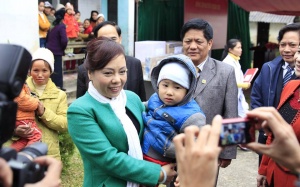 Trao tặng thiết bị y tế cho quân dân Cao Bằng