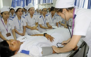 Báo động thiếu điều dưỡng viên tại Việt Nam