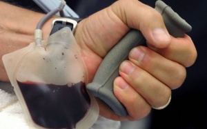 Mỹ nới lỏng lệnh cấm người đồng tính hiến máu