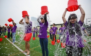 Thi dội nước đá lên đầu ngày Noel rét buốt