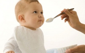 Làm thế nào để bé không ngậm khi ăn?