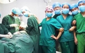 Tá hỏa bác sỹ chụp ảnh “tự sướng” trong phòng phẫu thuật