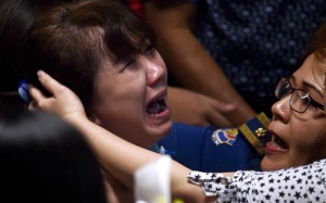 3 thi thể hành khách AirAsia nắm tay nhau