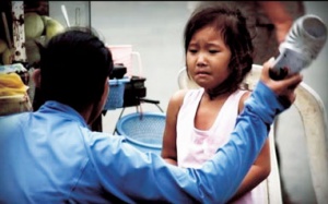 “Hãi hùng” những vụ bạo hành trẻ em năm 2014!