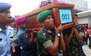 Đã vớt được 10 nạn nhân vụ máy bay AirAsia rơi 