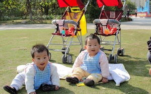 Kỳ lạ cặp song sinh cùng mẹ… khác cha