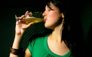 Những thói quen xấu 'có lợi' của chị em