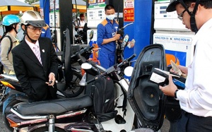 Giá xăng giảm tiếp 310 đồng/lít