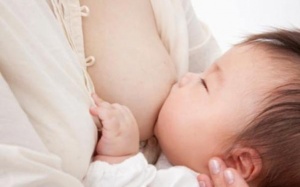 Mẹ nên ăn gì để nhiều sữa cho con bú?
