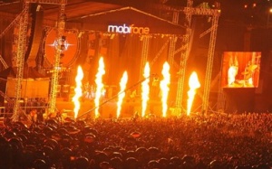 Cơn bão RockStorm7 'bùng cháy' xua tan mưa lạnh của Hà Nội