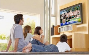 Tắt đèn xem tivi có hại mắt không?