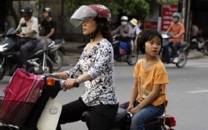 Trẻ em không đội mũ bảo hiểm sẽ bị xử phạt 