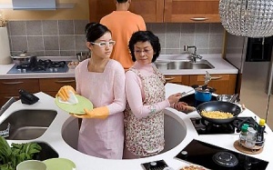 Chớ 'lấy trứng chọi đá' khi sống với mẹ chồng!