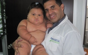 Bé gái 10 tháng tuổi nặng bằng trẻ lên 5