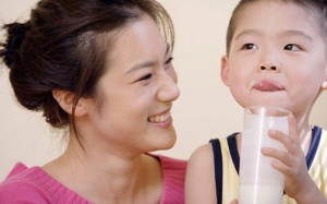 Chọn sữa nào giúp bé tăng cân, không táo bón?