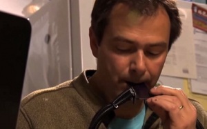 Người điếc có thể nghe bằng... lưỡi?