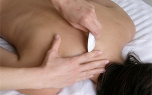 Cạo gió không khéo dễ liệt tay 