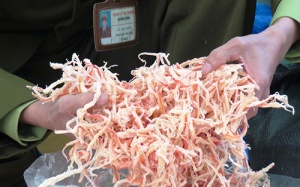 Hơn 3 tạ mực khô xé sợi 'làm từ sắn'