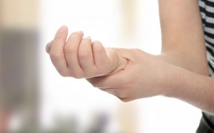 Méo mặt vì đau cổ tay sau sinh