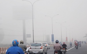 Sương mù dày đặc kéo dài tại Bình Dương