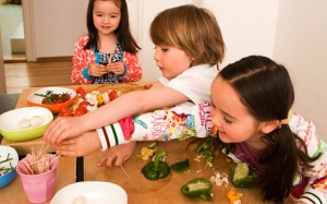 Bí mật để 'dụ' trẻ ăn rau: Chơi trước bữa ăn!