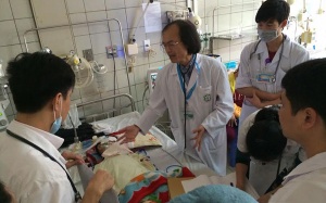 Nhiều trẻ viêm phổi nặng vì thời tiết chuyển mùa