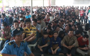 Xếp hàng mua vé xe Tết, hàng nghìn người ra về tay không