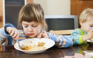 Đồ ăn vặt trẻ em chứa lượng muối, đường ở mức nguy hiểm