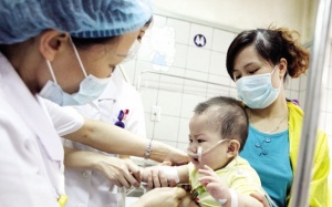 Đưa con đi tiêm chủng là nghĩa vụ và tình thương của cha mẹ