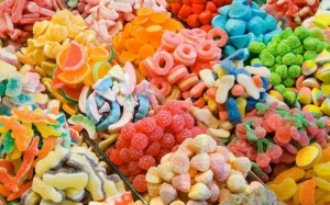 Cảnh giác cao độ với mứt Tết có màu sặc sỡ, đẹp mắt