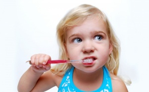 7 sai lầm của mẹ khi chăm sóc răng cho con