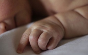 Kỳ lạ bé gái sơ sinh mang thai đôi