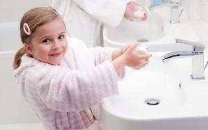 Bé đi chơi xa mẹ cần làm gì?