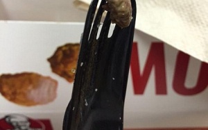 Kinh hoàng phát hiện 'nội tạng' trong gà rán KFC