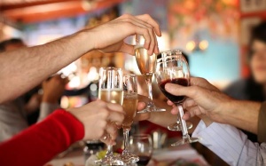 Tết vui, đừng để bị ngộ độc rượu