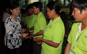 Chúc Tết, lì xì công nhân vệ sinh