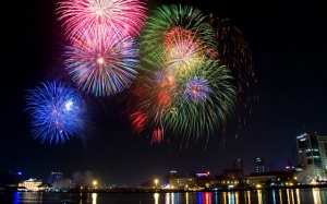Pháo hoa bung nở khắp 3 miền Tổ quốc