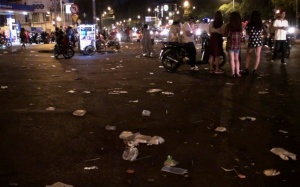 TP.HCM ngập rác sau đêm Giao thừa
