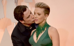 Dân mạng phát sốt với nụ hôn trộm của tài tử John Travolta 