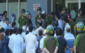 Người nhà bệnh nhân hành hung hai bảo vệ bệnh viện